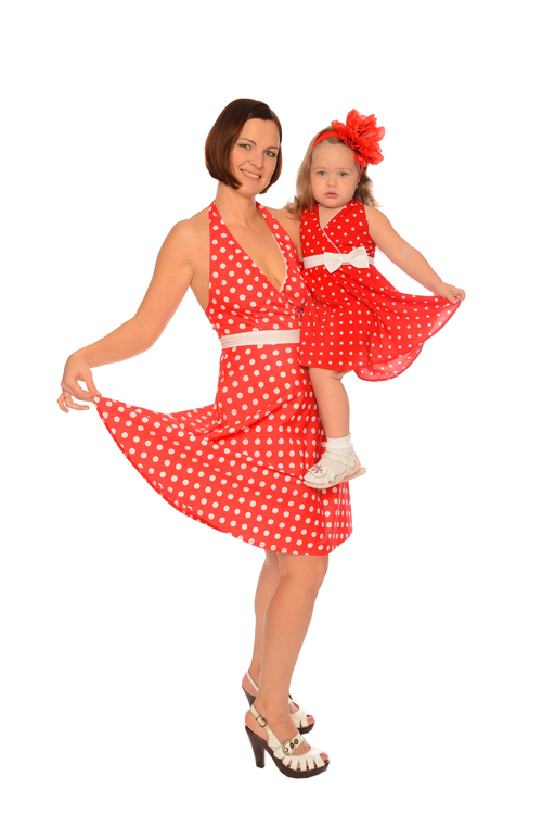 Одинаковые платья для мамы и дочки "Малинки", комплект — нарядные детские платья для девочек | Интернет-магазин платьев для девочек «12 кг Счастья»