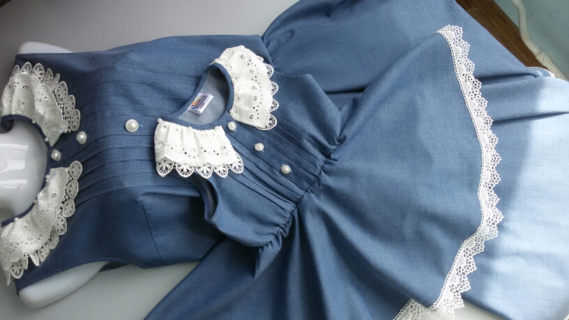 Одинаковые платья из джинсовой ткани с кружевом (1) — нарядные детские платья для девочек | Интернет-магазин платьев для девочек «12 кг Счастья»