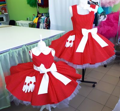 Платье для мамы и дочки "Стиляги (точки на красном)" — нарядные детские платья для девочек | Интернет-магазин платьев для девочек «12 кг Счастья»